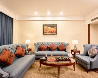 Phoenix International Hotel - Dazhou - Living room