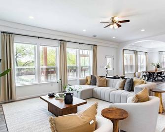 Family-Ready 4BR with Yard & Kids Playground - Cedar Creek - Sala de estar