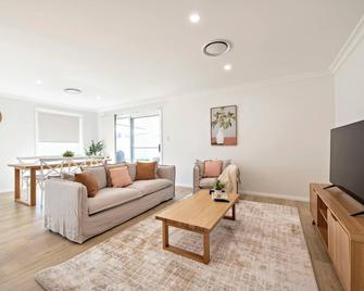Macintyre - Contemporary Charm, Sleeps 8 - Dubbo - Obývací pokoj