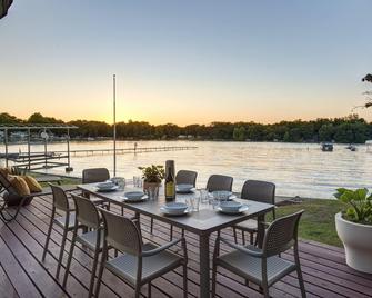 Relaxing Lake Home Meets Contemporary Design - Three Rivers - Патіо