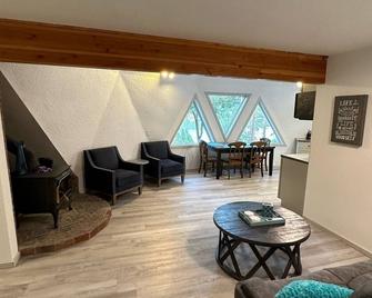 The Dome on Long Lake - Nine Mile Falls - Living room
