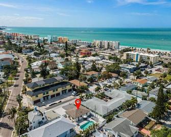 Madeira Beach House with Private Heated Pool - Newly Renovated! - Saint Pete Beach - Building