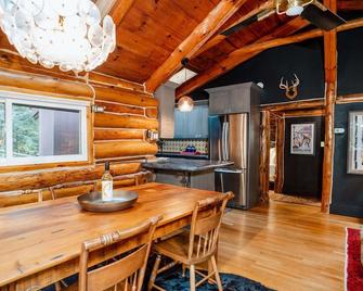 Creekside Cabin: Cozy Getaway w/ Firepit - Phoenicia - Dining room