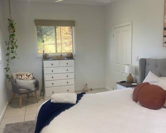 A cosy fully renovated 2 bedroom dairy, in the heart of the Adelaide Hills - Hahndorf - Bedroom