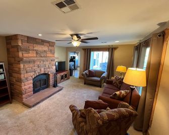 Comfortable 2 Bd, 2 Ba Home-Large Yard For Pets! - Kanab - Soggiorno