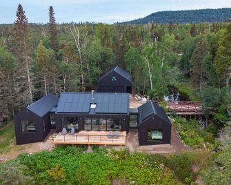 Modern, eco-friendly home on Lake Superior and 5 min to Lutsen ski hill! - Lutsen - Building