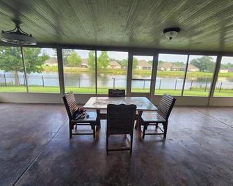 4br 2ba Family Home On A Lake - Gonzales - Dining room