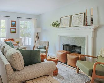 Stuart Cottage: Walk to downtown + Sleeps 8 - Staunton - Wohnzimmer