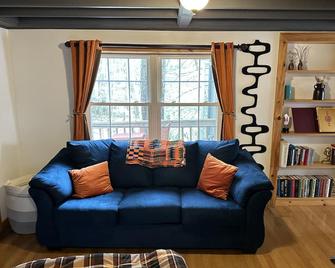 Enchanting Forest Estate - Canadensis - Living room