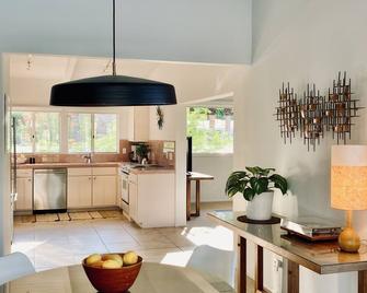 New Listing! Stunning Mountain Views and Easy Walk to Downtown - Palm Springs - Cucina