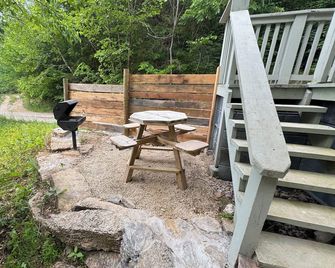 Creekside Tiny Home adjacent to Norris Lake TVA Property. 1/2 mile to boat ramp! - Tazewell - Patio