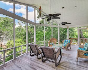 'Reel Blessed' Topsail Beach Home w/ Private Dock! - Topsail Beach - Balcón