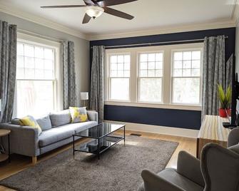 Bright and Elegant Historic Hyde Park Home - Austin - Sala de estar
