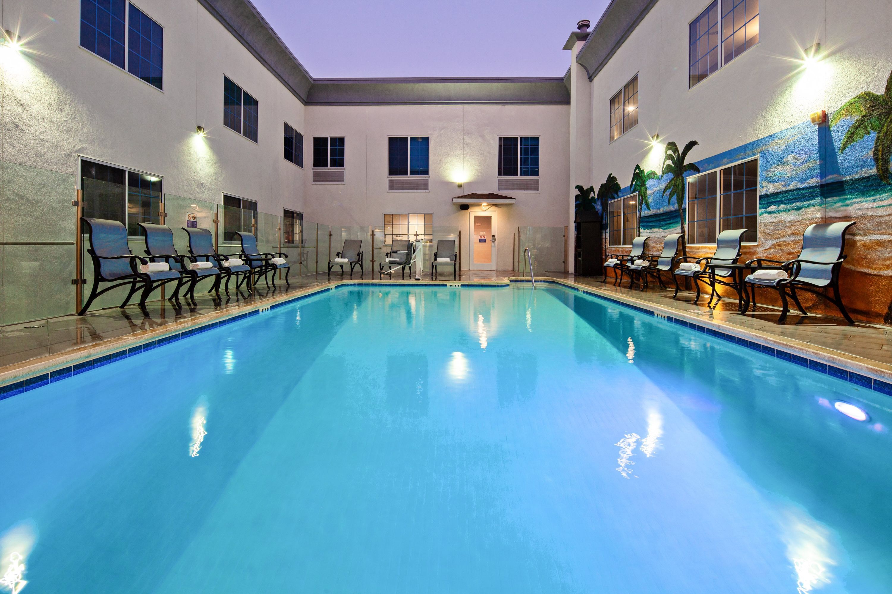 Holiday Inn Express & Suites Hollywood Walk Of Fame By IHG - לוס אנג'לס - בריכה