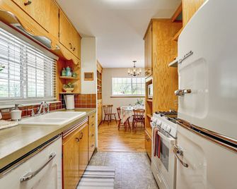 Mid-Century 1950s Retreat With Rec Room - Monett - Cocina