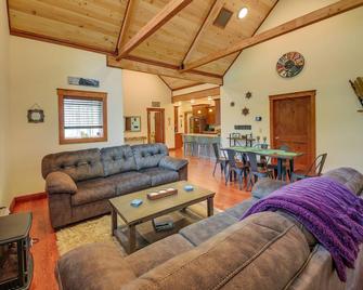 Downtown Bonners Ferry Home w/ Covered Porch! - Bonners Ferry - Huiskamer
