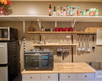 Marigold Sunrise Studio Apt. Short or Mid-Term Rental. Sleeps 4 - Newton - Keuken