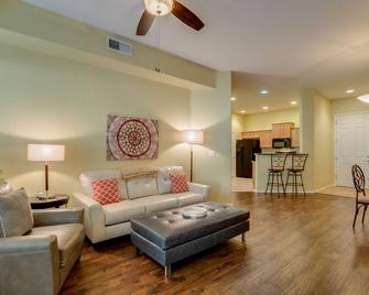 Ground Floor Condo Steps Away From Pool & Spa! - Surprise - Salon