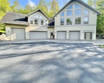 Private 3+ acre executive retreat 4 'blocks' from Pokegama Lake & bike trailhead - Cohasset - Edificio