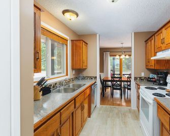 #140 Three Bedroom Chalet - Hinton - Küche