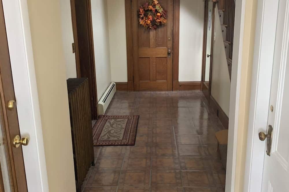 Cozy 1-bedroom apartment in charming Sanford within 20 minutes to Maine beaches - Sanford - Pasillo