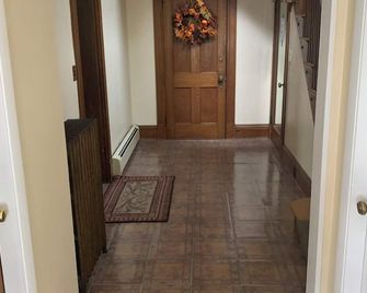 Cozy 1-bedroom apartment in charming Sanford within 20 minutes to Maine beaches - Sanford - Pasillo