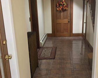 Cozy 1-bedroom apartment in charming Sanford within 20 minutes to Maine beaches - Sanford - Pasillo