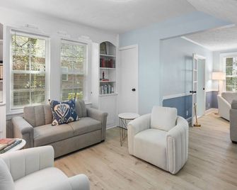 Forest Hills Manor - Augusta - Living room