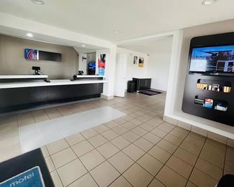 Motel 6 Wichita Falls North - Wichita Falls - Front desk