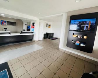 Motel 6 Wichita Falls North - Wichita Falls - Front desk