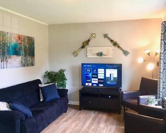 The Local Yokel , apartment - Hickory - Living room