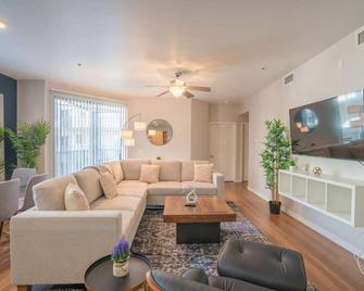 Luxurious 3bd - Gym, W-D, Parking - Sleeps 8 - Tempe - Living room