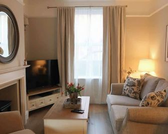 Luxury living outside the city walls - sleeps six! - Chester - Living room