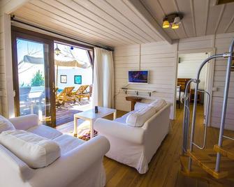 Charming 2 Bedroom Timber Villa with Totally Private Pool, near village centre - Kalkan - Sala de estar