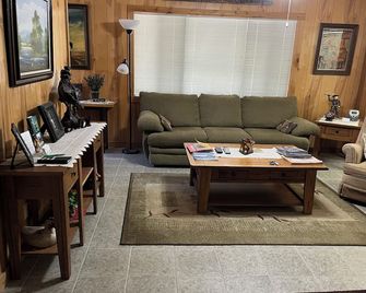 Lake Hiawatha Cottage - Bandera - Living room