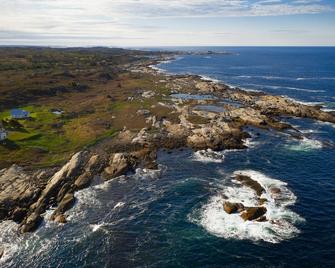 Whalesback Cottage, on the ocean with access to Peggys Cove Preservation Area - Peggy's Cove - Beach