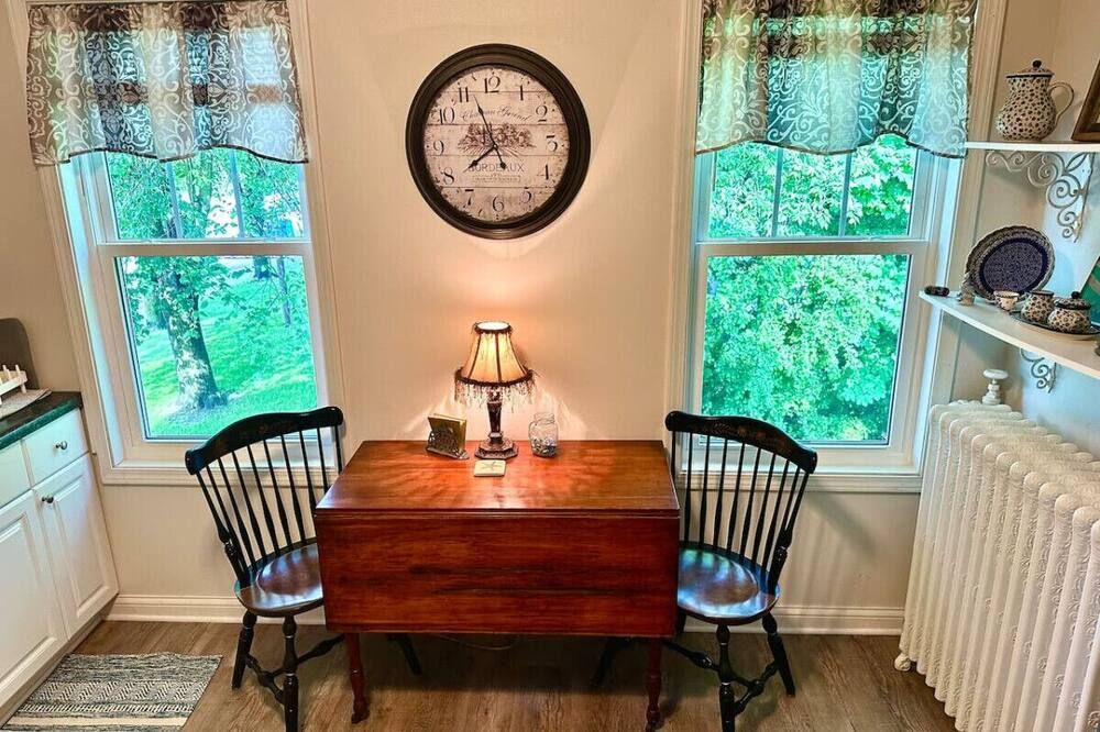 Home Port Vacation Escape, Luxury Mult-family, Walk to Port, Beach, and Shops - Port Washington - Dining room