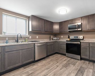 Lovely 2-Bedroom Apartment With Wifi/Private Parking/Laundry - Arnold - Kitchen