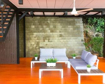 Hop From Pool To Sea In Phuket - Ratsada - Patio