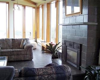 Spacious, modern, & private, with grand views from a hill-top location. - Winter Harbor - Living room