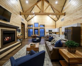 Winterspecials/Riverfront/Heatedpool/Gamerm/Kayak/Tube - Golden - Living room