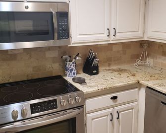 Lake Bridgeport Waterfront Charming Home with Private Dock / Boat & Jet Ski lift - Bridgeport - Kitchen