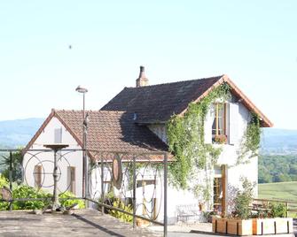 Living On Clouds In The Great Expanse Of Southern Morvan - Poil - Edificio