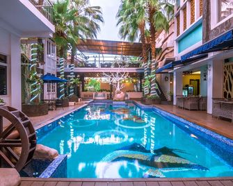 Oxville Hotel - Padang - Piscine