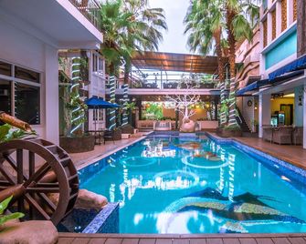 Oxville Hotel - Padang - Pool