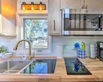 Shared Dock & Lake Access: Daingerfield Tiny Home - Daingerfield - Cocina