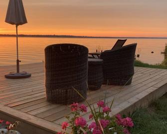 Gorgeous 4 Bdm Cottage On Over 2 Acres Of Waterfront with Amazing Sunsets - Bobcaygeon - Патіо