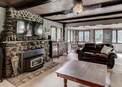 Historic Gold Coast Hideout ~ Close To Several Lake Michigan Beaches! - Holland - Living room