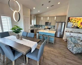 New Build walkable to dinner, LIVE music & 5 minute walk to BEACH - Fort Myers Beach - Essbereich