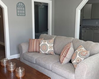 Holland Suites, Suite #2 - Williamstown - Living room